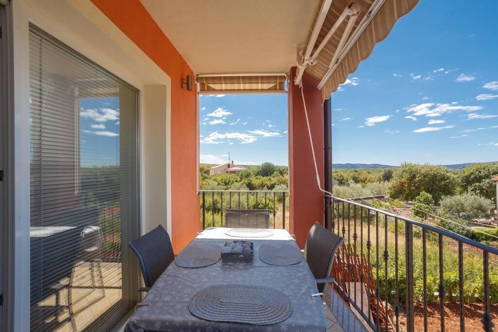 Family Village Apartment Vrh  エクステリア 写真